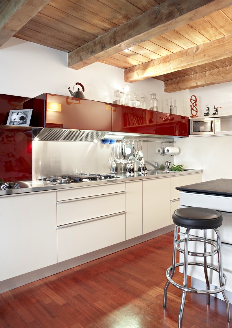 La cucina di fianco al living