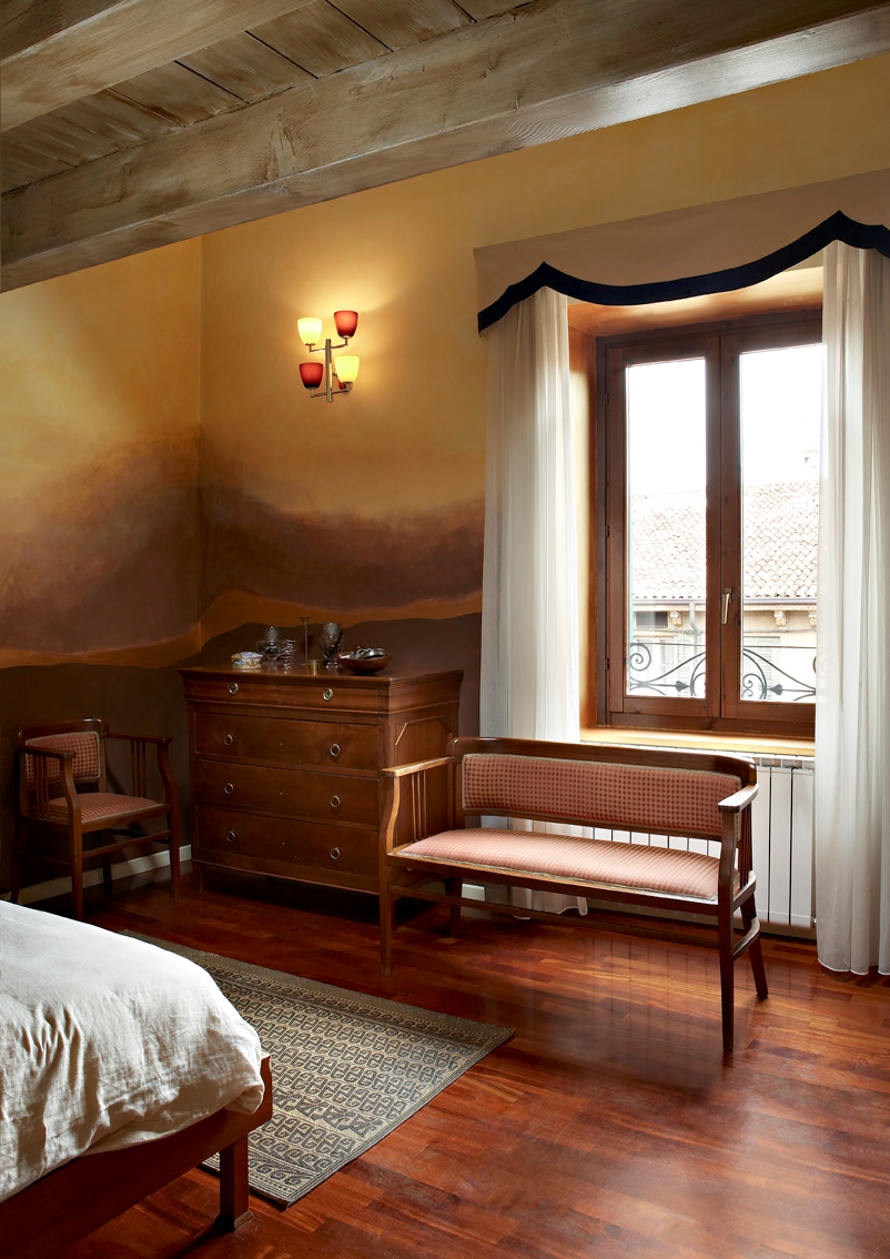 La camera matrimoniale con i colori caldi