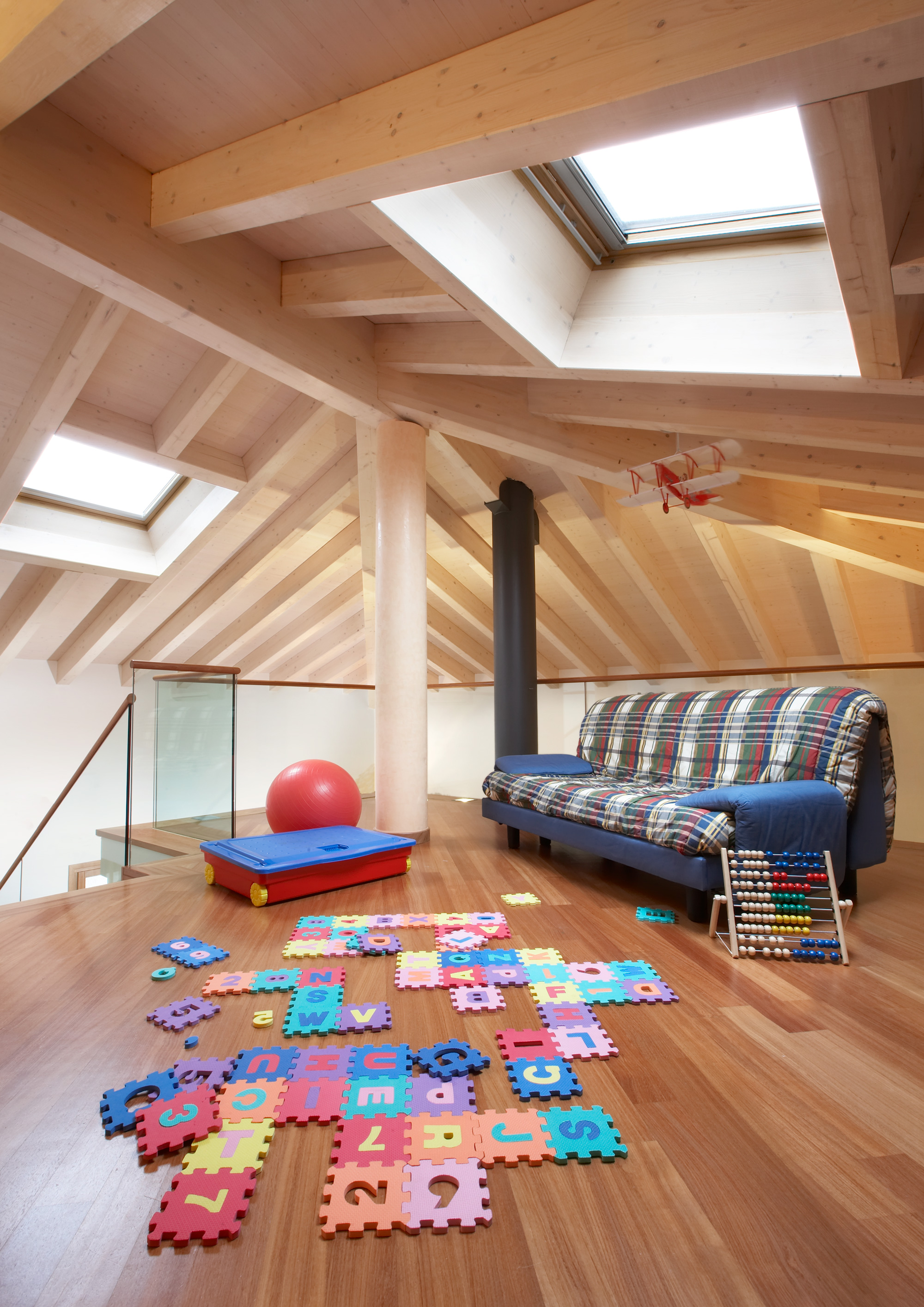 La zona soppalcata con i giochi