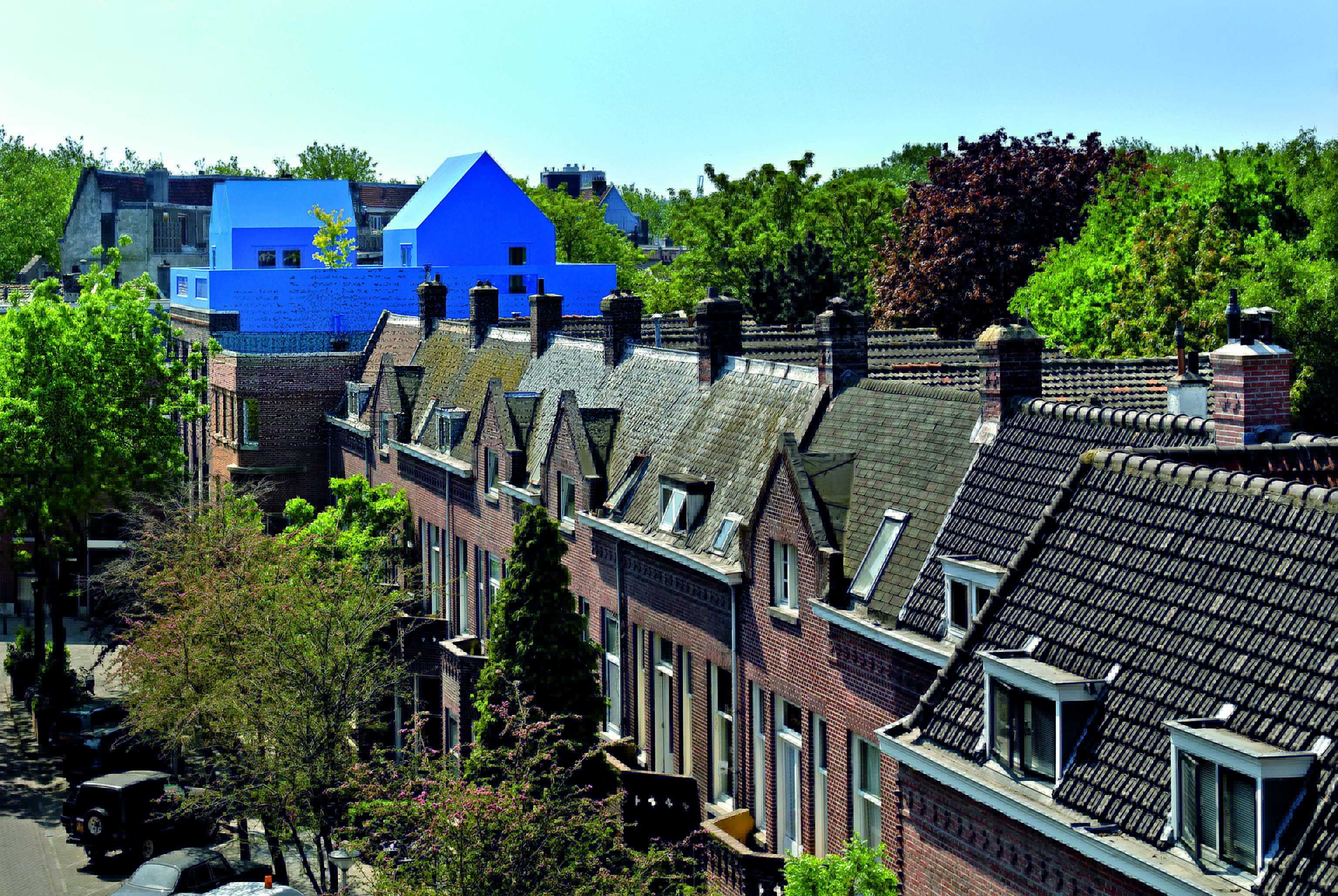Il tetto blu è visibile anche da lontano