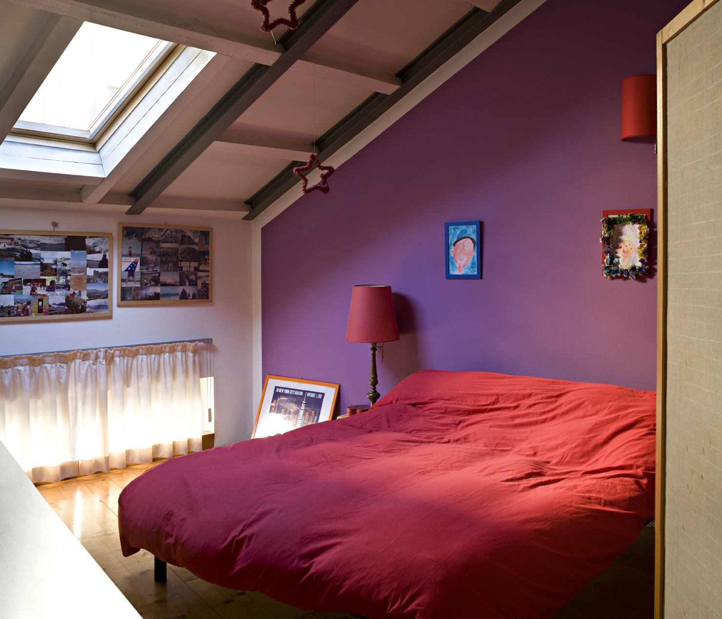 La finestra per tetti in camera con l'oscurante