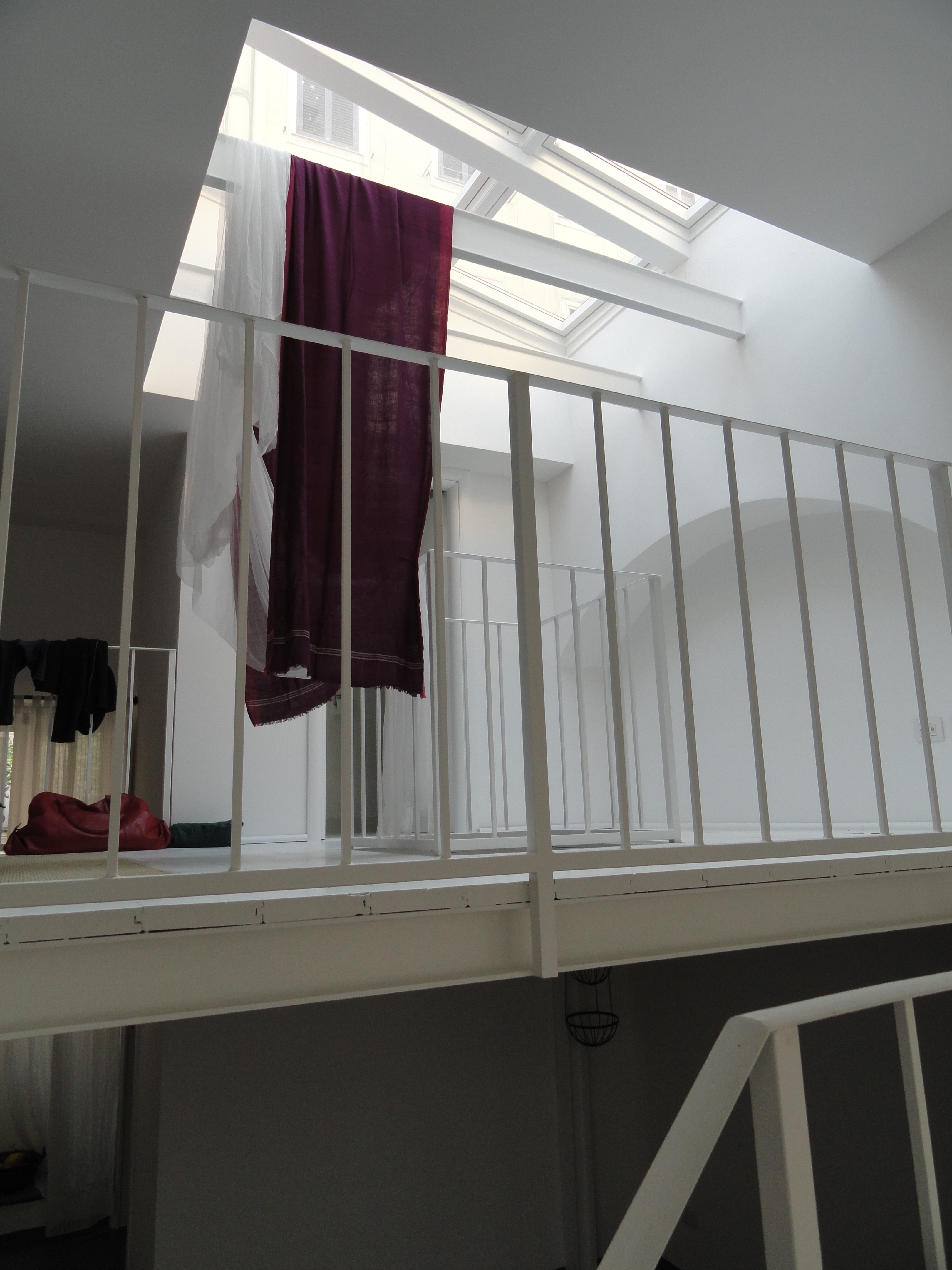 Il soppalco con il letto e il bagno