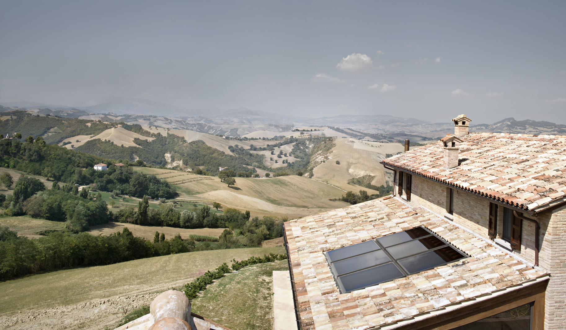 I pannelli solari sul tetto della piscina
