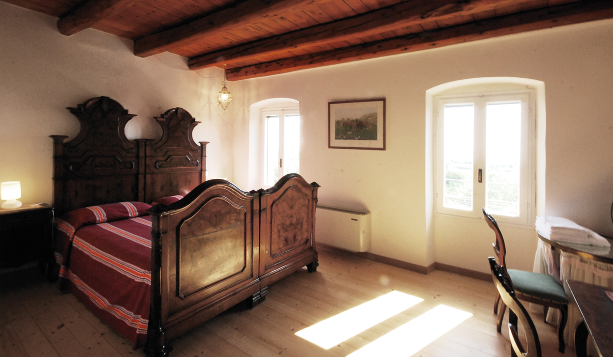 Una camera con i vecchi mobili classici restaurati