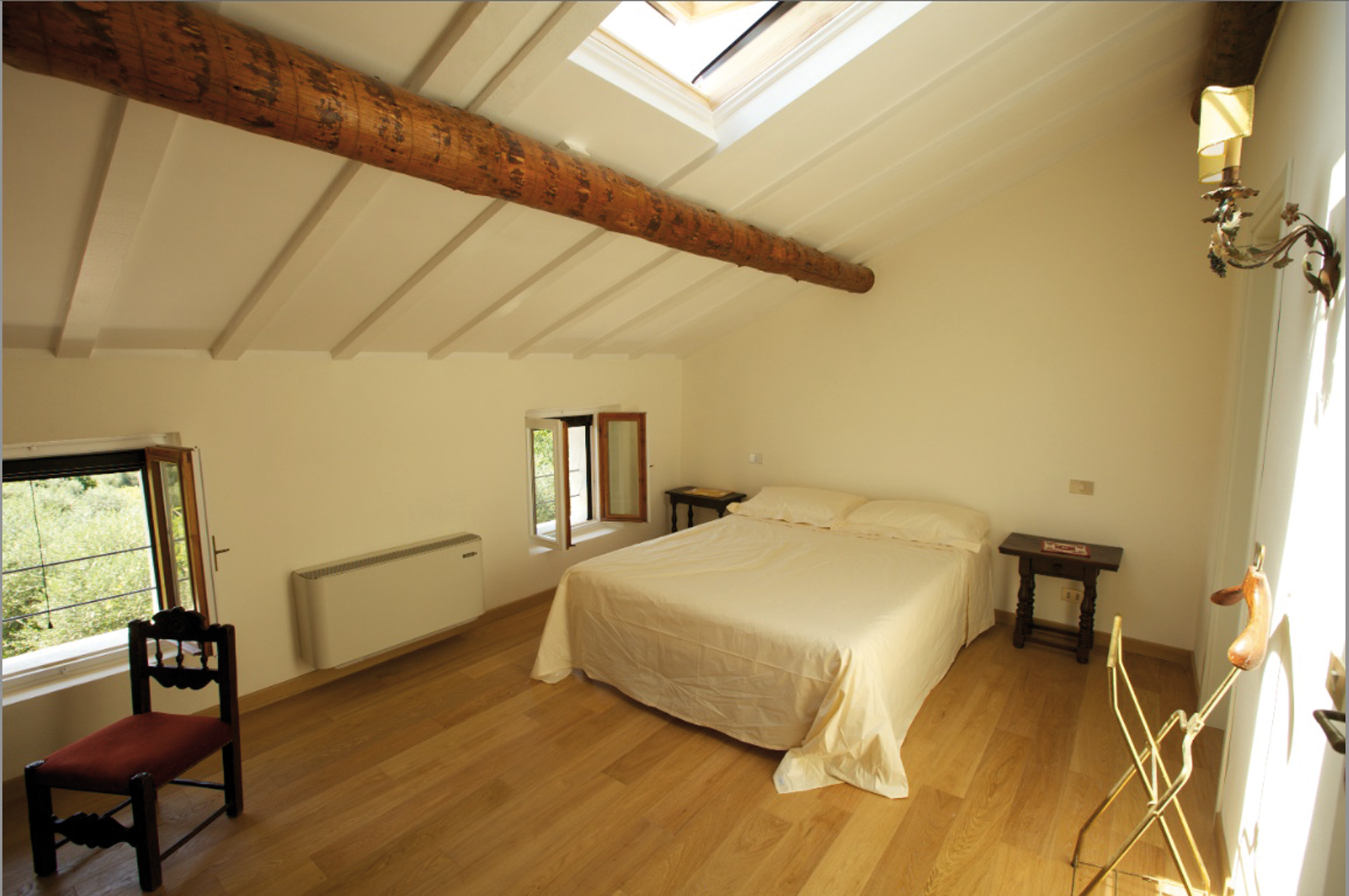 Una delle camere da letto dopo la ristrutturazione